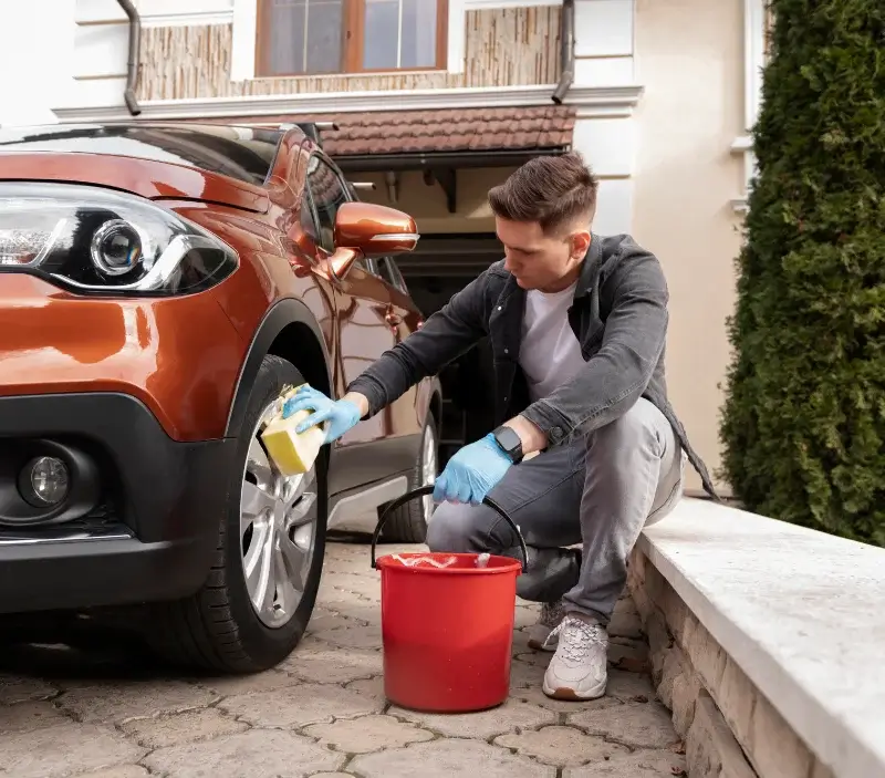 Lavage auto à domicile Louresse-Rochemenier : professionnel intervenant sur un véhicule